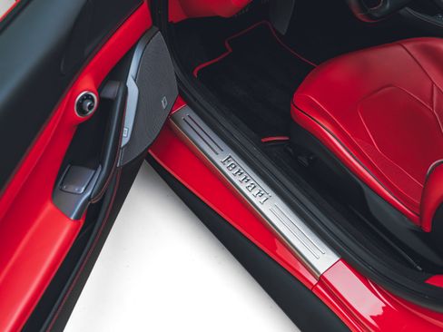 Used 2019 Ferrari Portofino RWD image 34