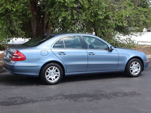Used 2005 Mercedes-Benz E 320 4MATIC Sedan image 4