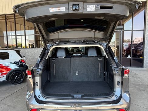 Used 2021 Toyota Highlander Limited FWD image 30