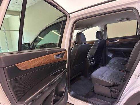 Used 2024 Volkswagen Atlas SE w/ Black Wheel Package AWD/4WD image 23