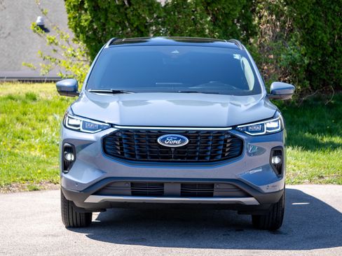 Used 2026 Ford Escape SE w/ PHEV Premium Package image 2