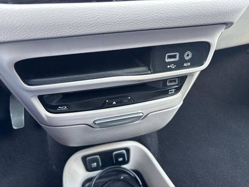 Used 2018 Chrysler Pacifica Touring-L Plus FWD image 22