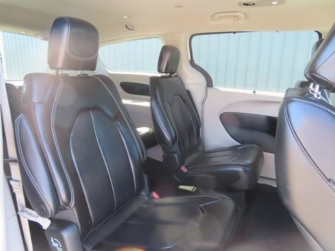 Used 2023 Chrysler Pacifica Touring-L FWD image 27