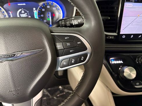 Used 2024 Chrysler Pacifica Limited image 22