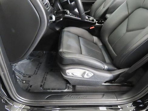 Certified 2025 Porsche Macan AWD/4WD image 40