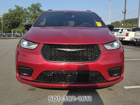 Used 2026 Chrysler Pacifica Limited w/ Uconnect Theater Family Group FWD image 8
