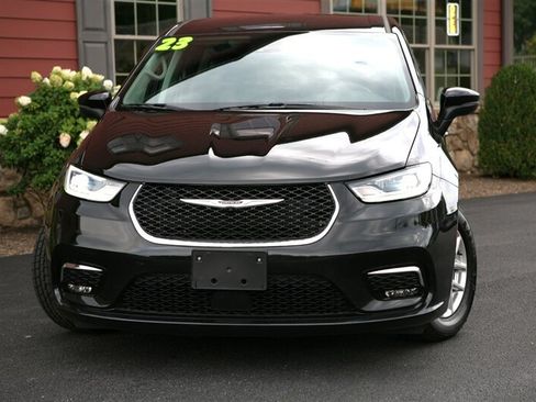 Used 2023 Chrysler Pacifica Touring-L FWD image 2