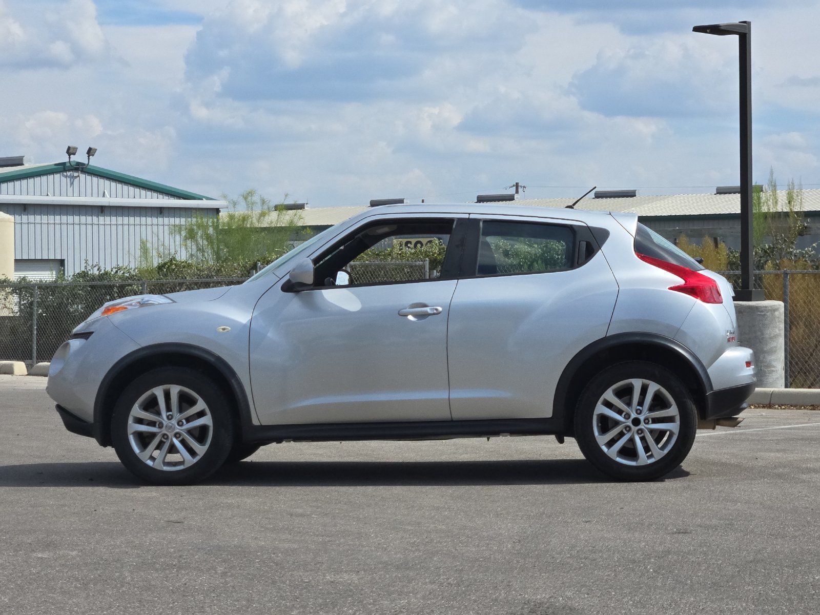 Used 2014 Nissan Juke S FWD image 2