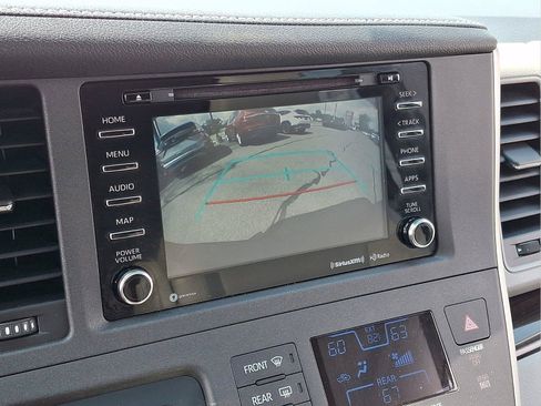 Used 2020 Toyota Sienna XLE Premium w/ Carpet Mat Package FWD image 18