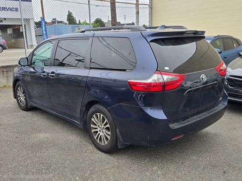 Used 2020 Toyota Sienna XLE w/ XLE Navigation Package FWD image 5