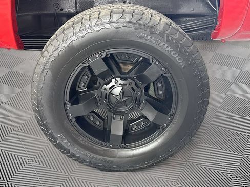 Used 2004 Chevrolet Silverado 2500 LS w/ Skid Plate Package AWD/4WD image 29
