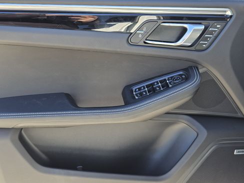 Certified 2023 Porsche Macan S image 22