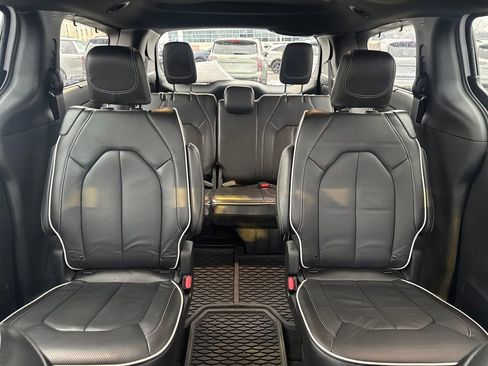 Used 2024 Chrysler Pacifica Limited w/ S Appearance Package image 13