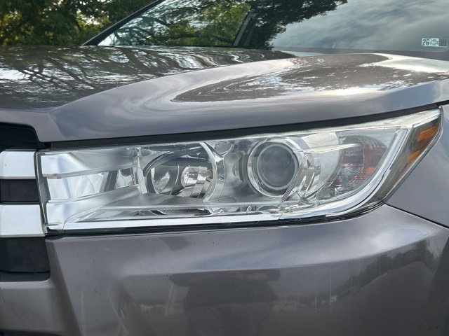 Used 2019 Toyota Highlander LE AWD/4WD image 10