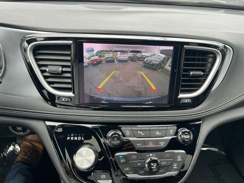 Used 2025 Chrysler Pacifica Limited FWD image 36