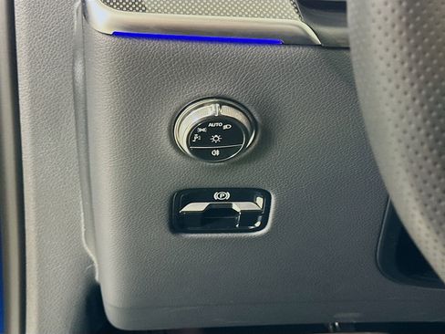 Used 2025 Mercedes-Benz GLC 300 4MATIC image 11