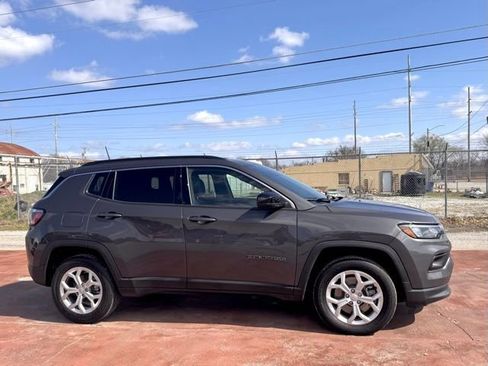 Used 2024 Jeep Compass Latitude AWD/4WD image 4