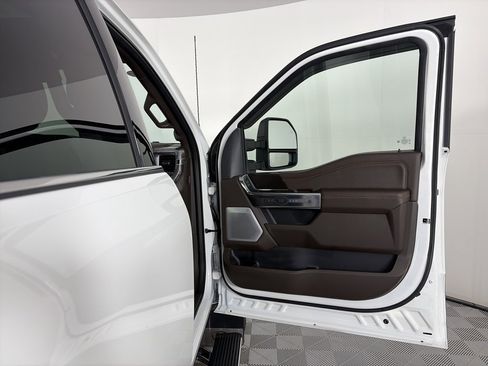 Certified 2025 Ford F450 King Ranch w/ FX4 Off-Road Package image 32