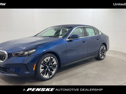 Used 2025 BMW 530i w/ Premium Package image 4