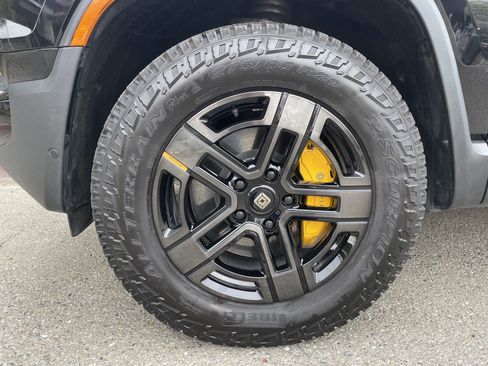 Used 2025 Rivian R1S Premium image 20