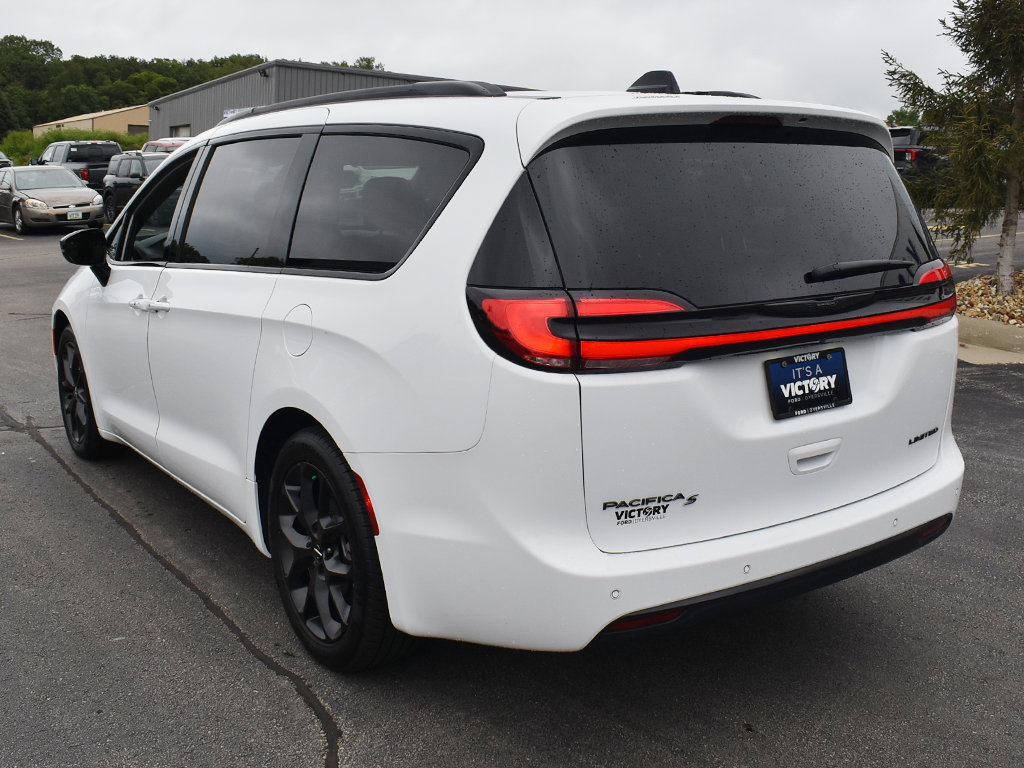 Used 2025 Chrysler Pacifica Limited FWD image 3
