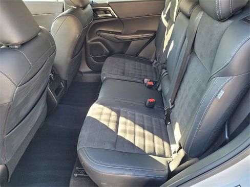 Used 2024 Mitsubishi Outlander SE image 8