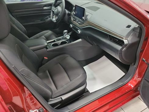 Used 2024 Nissan Altima 2.5 SV FWD image 19