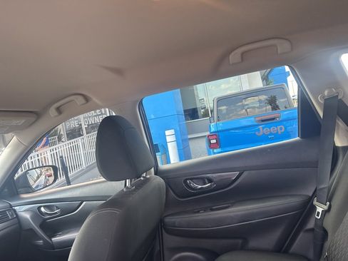 Used 2018 Nissan Rogue SV image 16