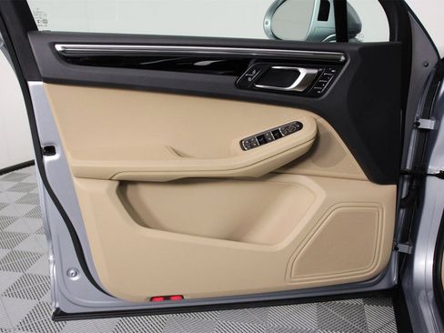 Used 2025 Porsche Macan image 20