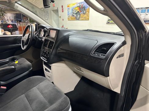Used 2018 Dodge Grand Caravan SE w/ UConnect Hands-Free Group image 27