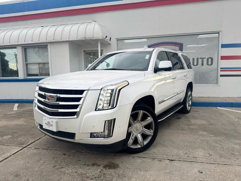 Used 2017 Cadillac Escalade Luxury AWD/4WD image 2
