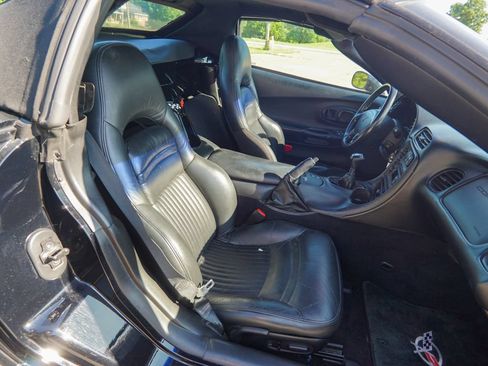 Used 2004 Chevrolet Corvette Convertible w/ Preferred Equipment Group RWD image 22