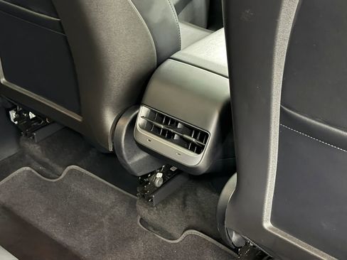 Used 2024 Tesla Model Y 2WD image 30