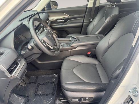 Used 2024 Toyota Grand Highlander XLE image 9