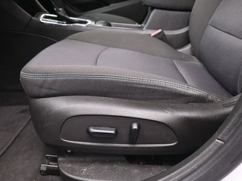 Used 2018 Chevrolet Cruze LT w/ Sun And Sound Package image 22