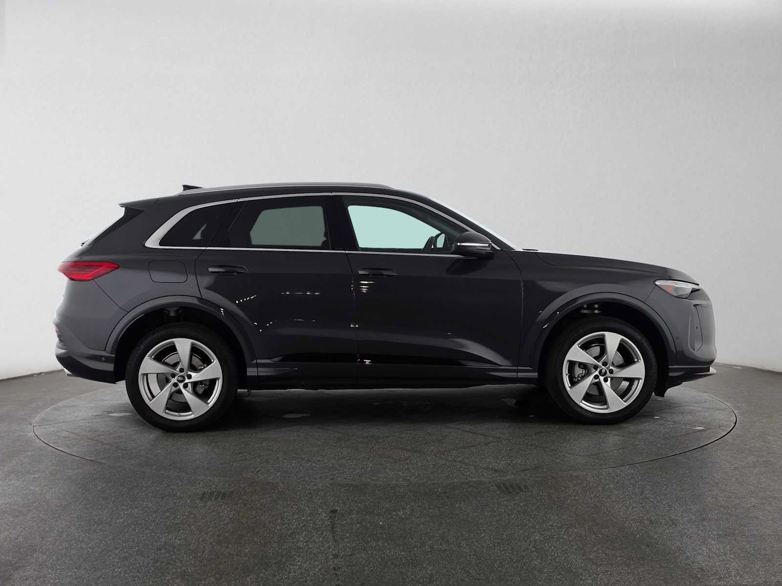 Used 2025 Audi Q5 Premium Plus w/ Premium Plus AWD/4WD image 2