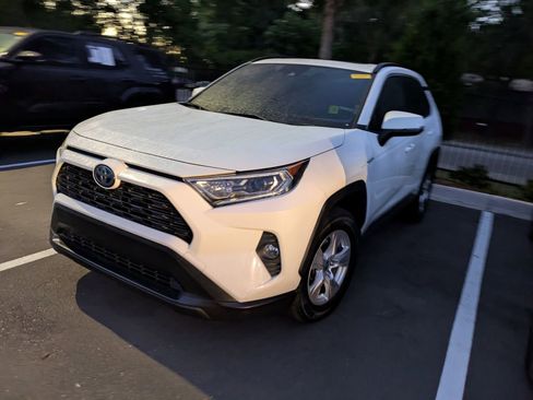 Used 2020 Toyota RAV4 XLE w/ Convenience Package image 4