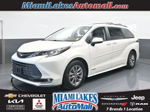Used 2021 Toyota Sienna XLE image 1