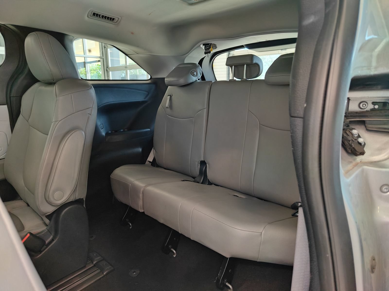 Used 2025 Toyota Sienna XLE FWD image 13