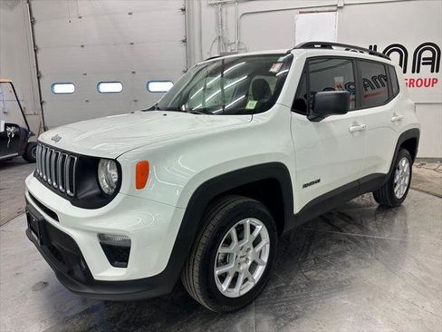 Certified 2022 Jeep Renegade Latitude w/ Convenience Group AWD/4WD image 13