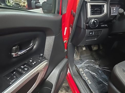 Used 2021 Nissan Titan SV w/ SV Convenience Package image 27