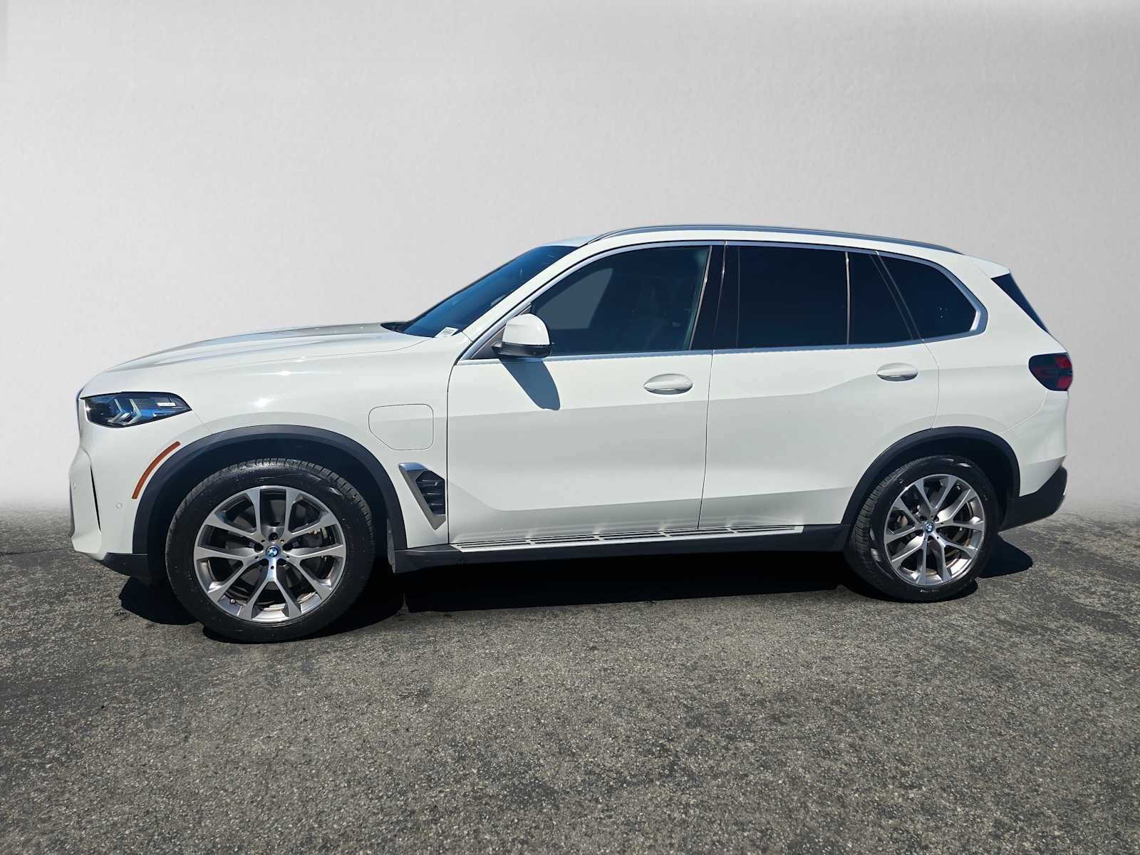 Used 2024 BMW X5 xDrive50e AWD/4WD image 2