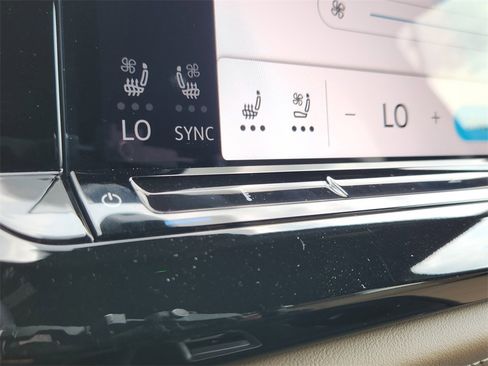 New 2026 Volkswagen Atlas Cross Sport SE image 14