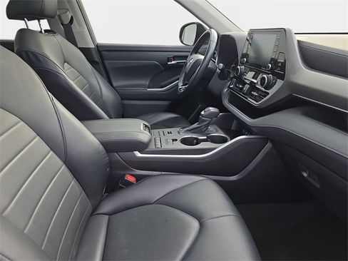Used 2021 Toyota Highlander XLE image 12