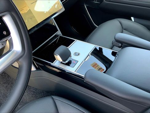 New 2025 Land Rover Range Rover Long Wheelbase SE image 10