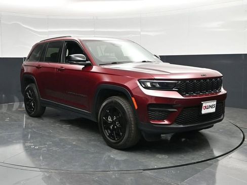 Used 2025 Jeep Grand Cherokee Altitude AWD/4WD image 1