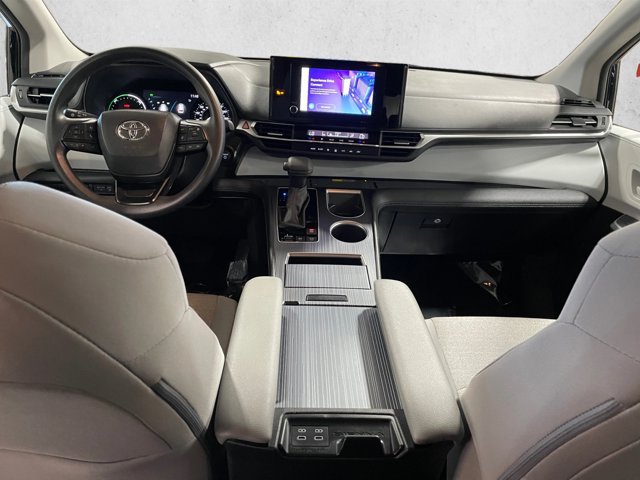 Used 2026 Toyota Sienna LE FWD image 18