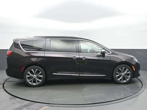 Used 2018 Chrysler Pacifica Limited image 6