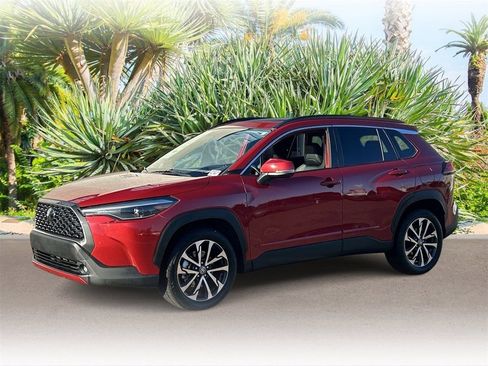 Used 2022 Toyota Corolla Cross XLE image 1