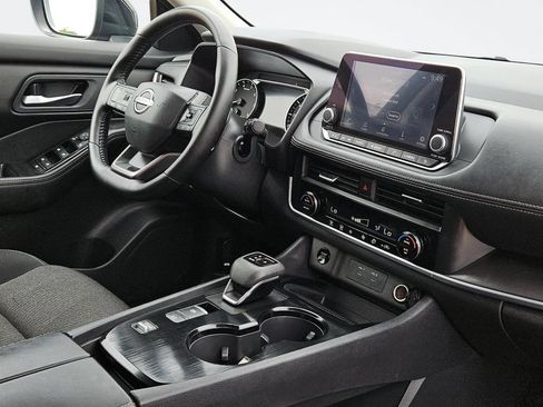 Used 2025 Nissan Rogue SV FWD image 29